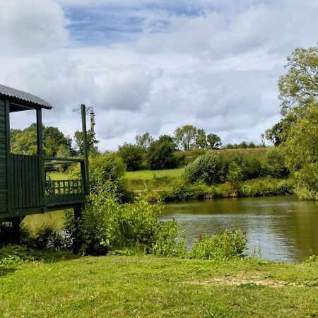Charming Tranquil Shepherds Hut With Lakeside Balcony 'Roach' Укфилд Экстерьер фото