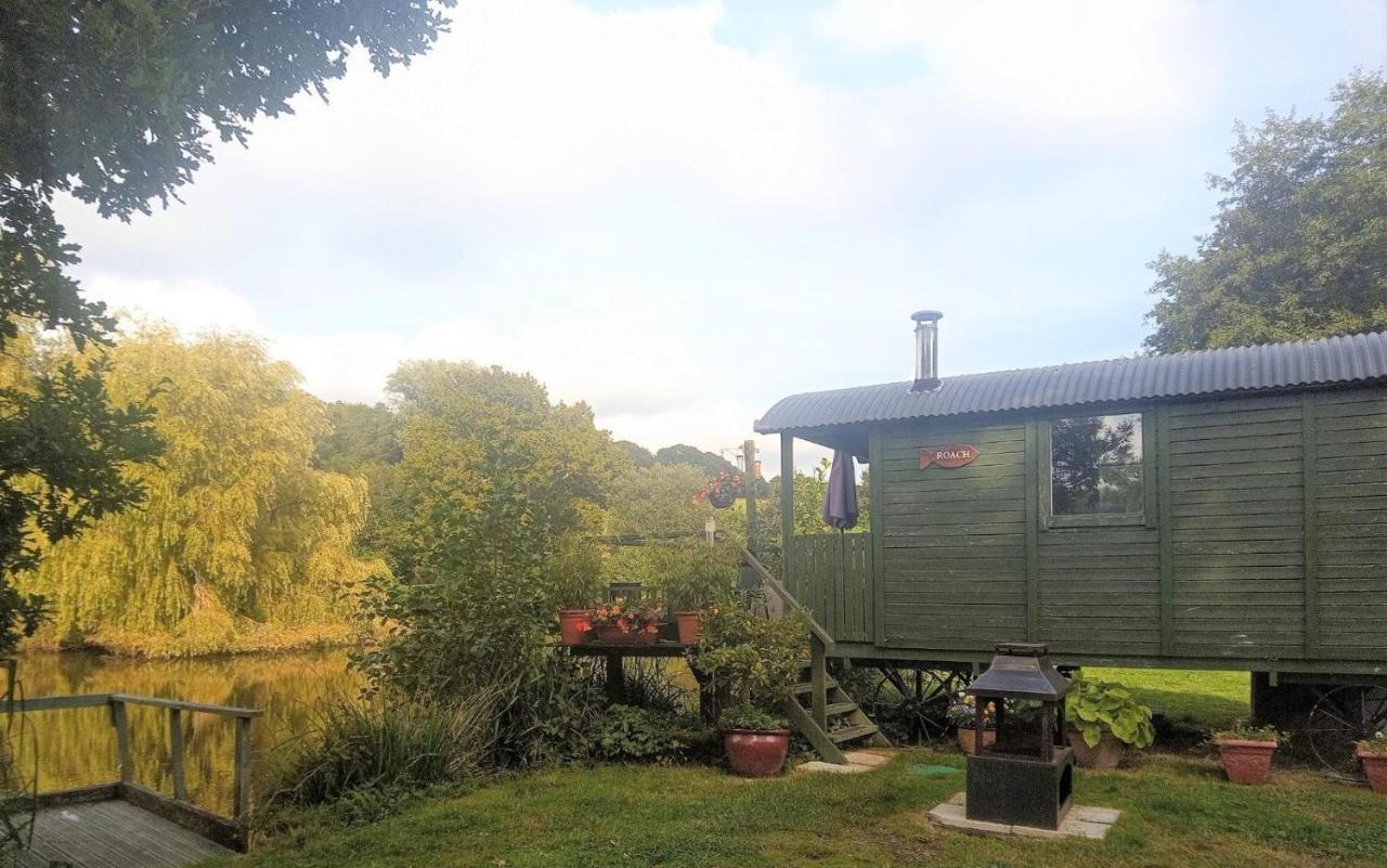 Charming Tranquil Shepherds Hut With Lakeside Balcony 'Roach' Укфилд Экстерьер фото