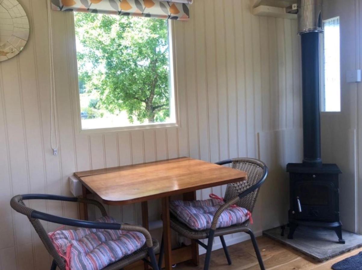Charming Tranquil Shepherds Hut With Lakeside Balcony 'Roach' Укфилд Экстерьер фото