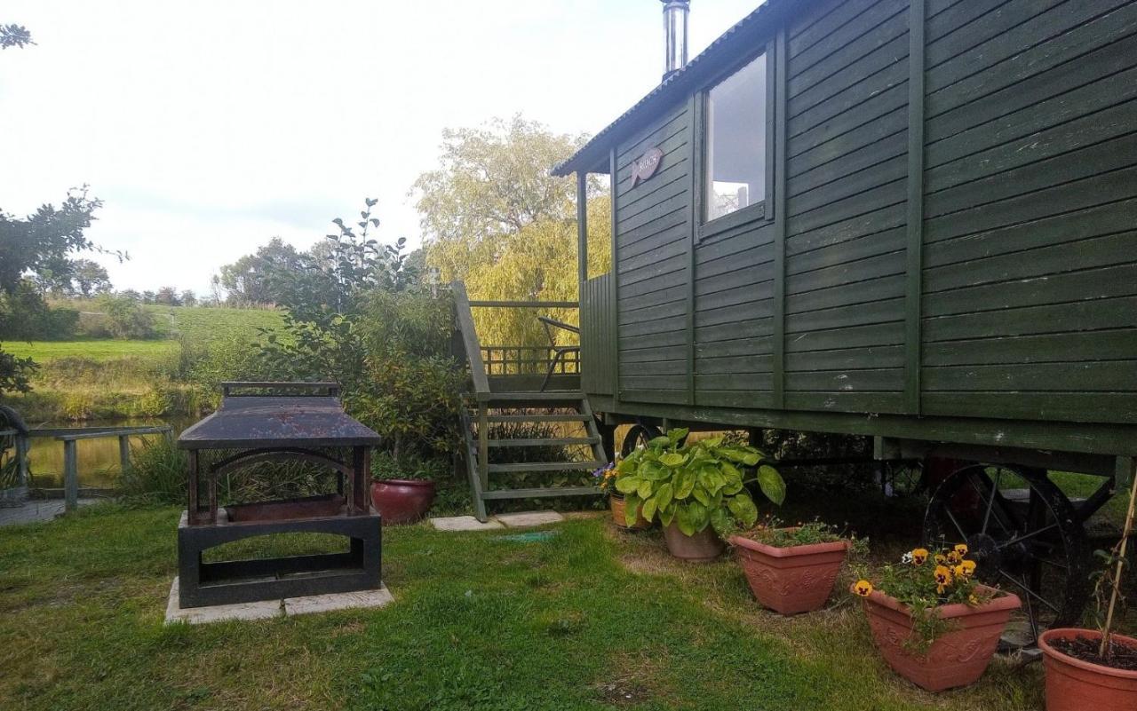 Charming Tranquil Shepherds Hut With Lakeside Balcony 'Roach' Укфилд Экстерьер фото