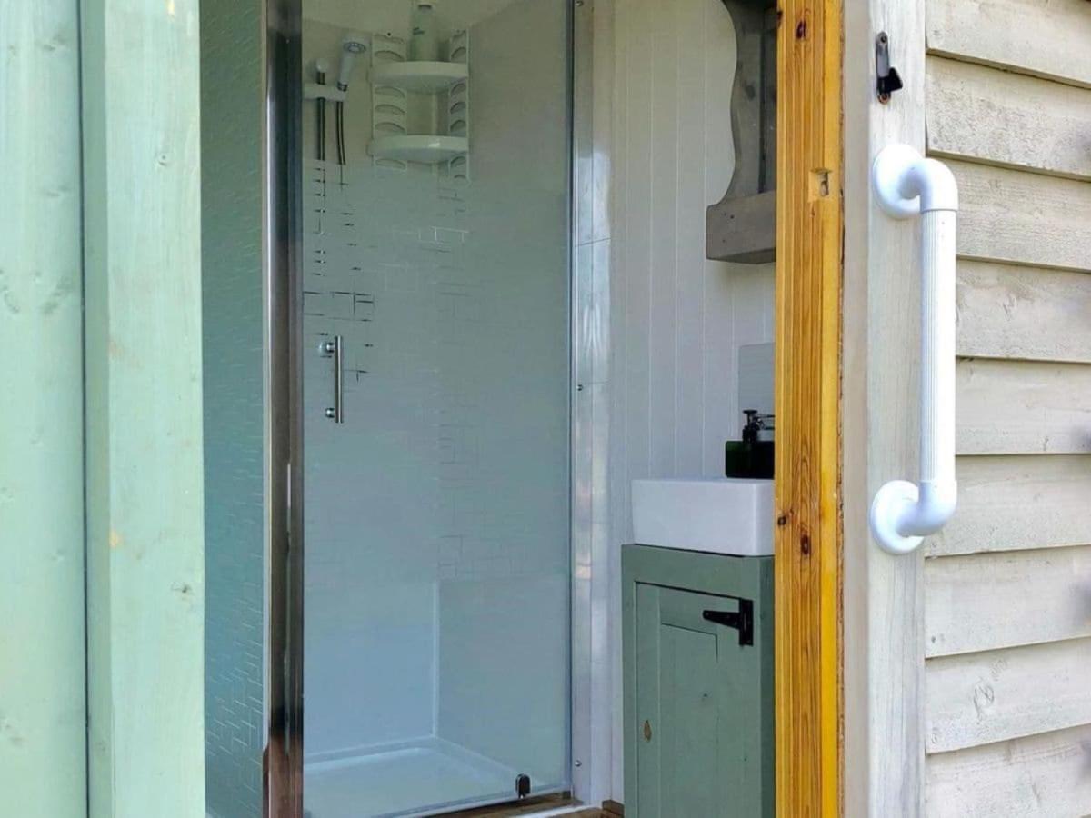 Charming Tranquil Shepherds Hut With Lakeside Balcony 'Roach' Укфилд Экстерьер фото