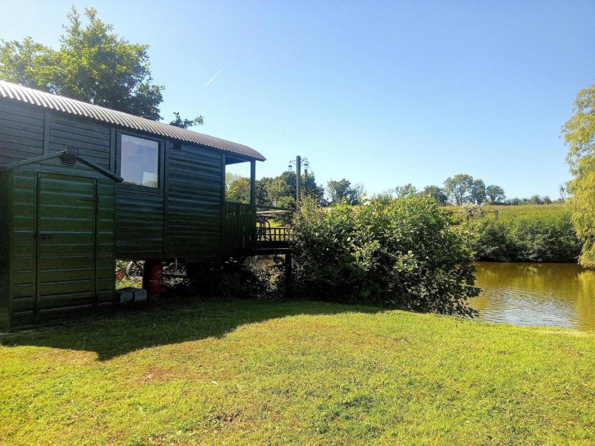 Charming Tranquil Shepherds Hut With Lakeside Balcony 'Roach' Укфилд Экстерьер фото