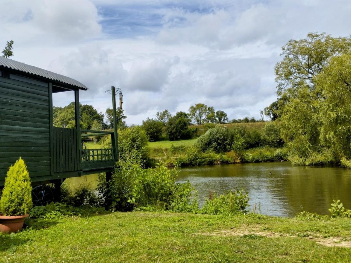 Charming Tranquil Shepherds Hut With Lakeside Balcony 'Roach' Укфилд Экстерьер фото