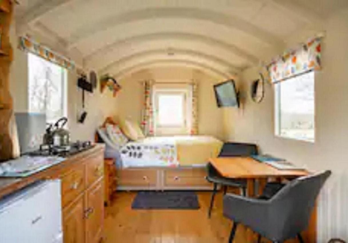 Charming Tranquil Shepherds Hut With Lakeside Balcony 'Roach' Укфилд Экстерьер фото