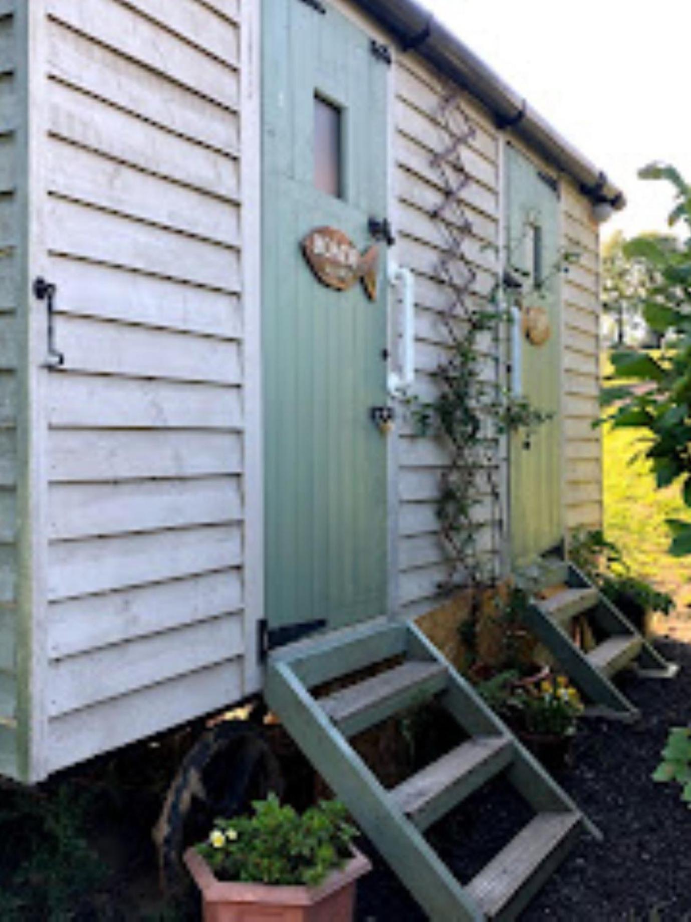 Charming Tranquil Shepherds Hut With Lakeside Balcony 'Roach' Укфилд Экстерьер фото