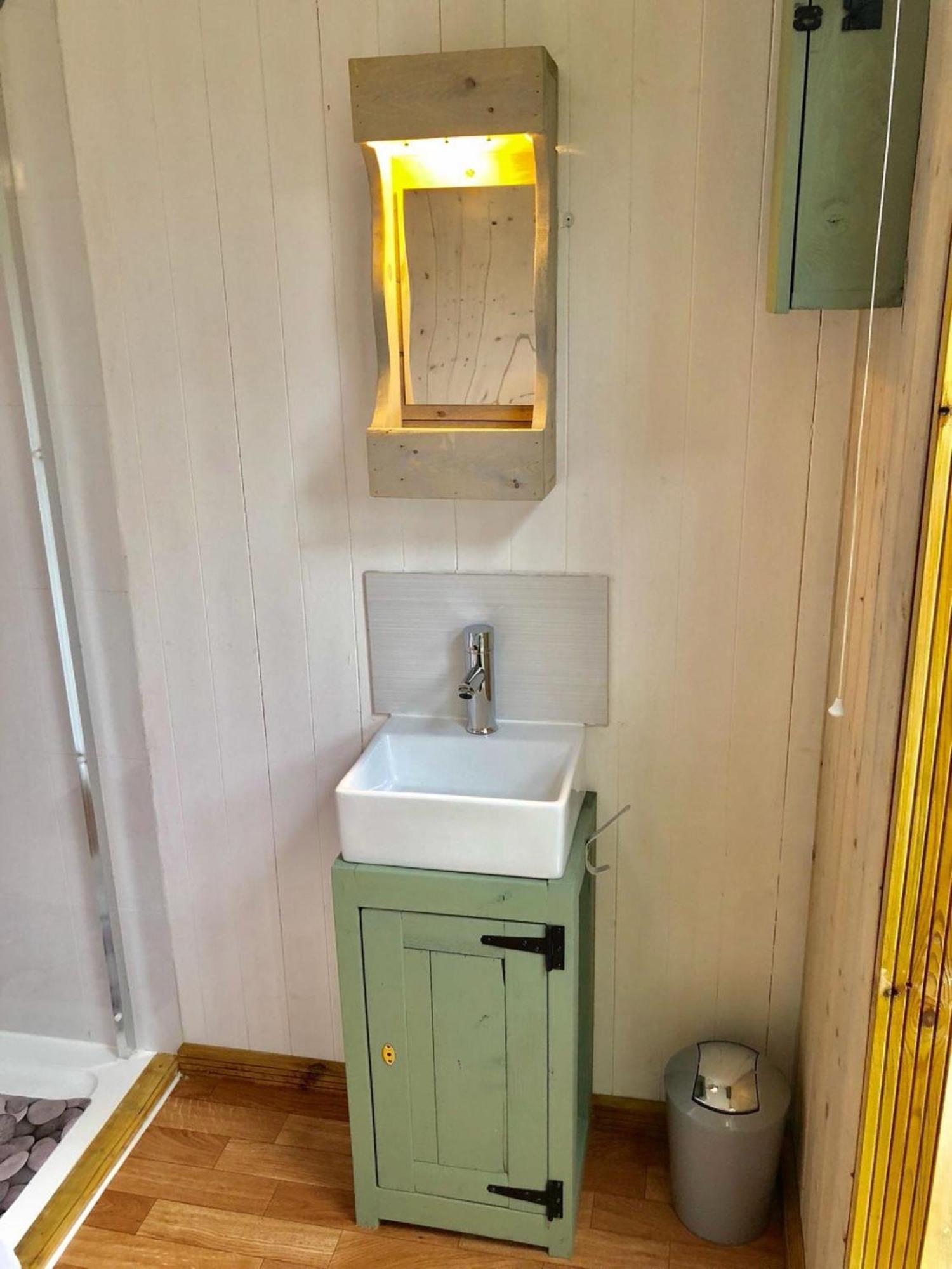 Charming Tranquil Shepherds Hut With Lakeside Balcony 'Roach' Укфилд Экстерьер фото