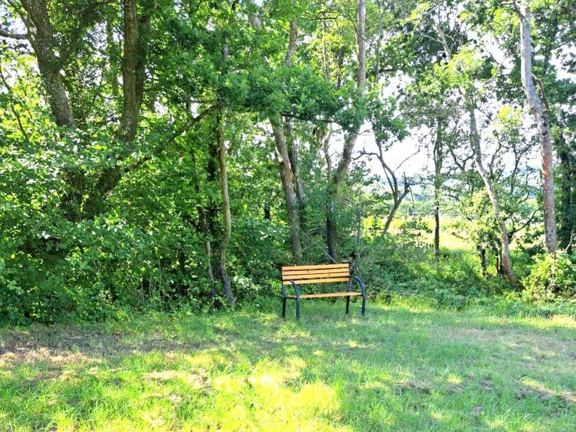 Charming Tranquil Shepherds Hut With Lakeside Balcony 'Roach' Укфилд Экстерьер фото