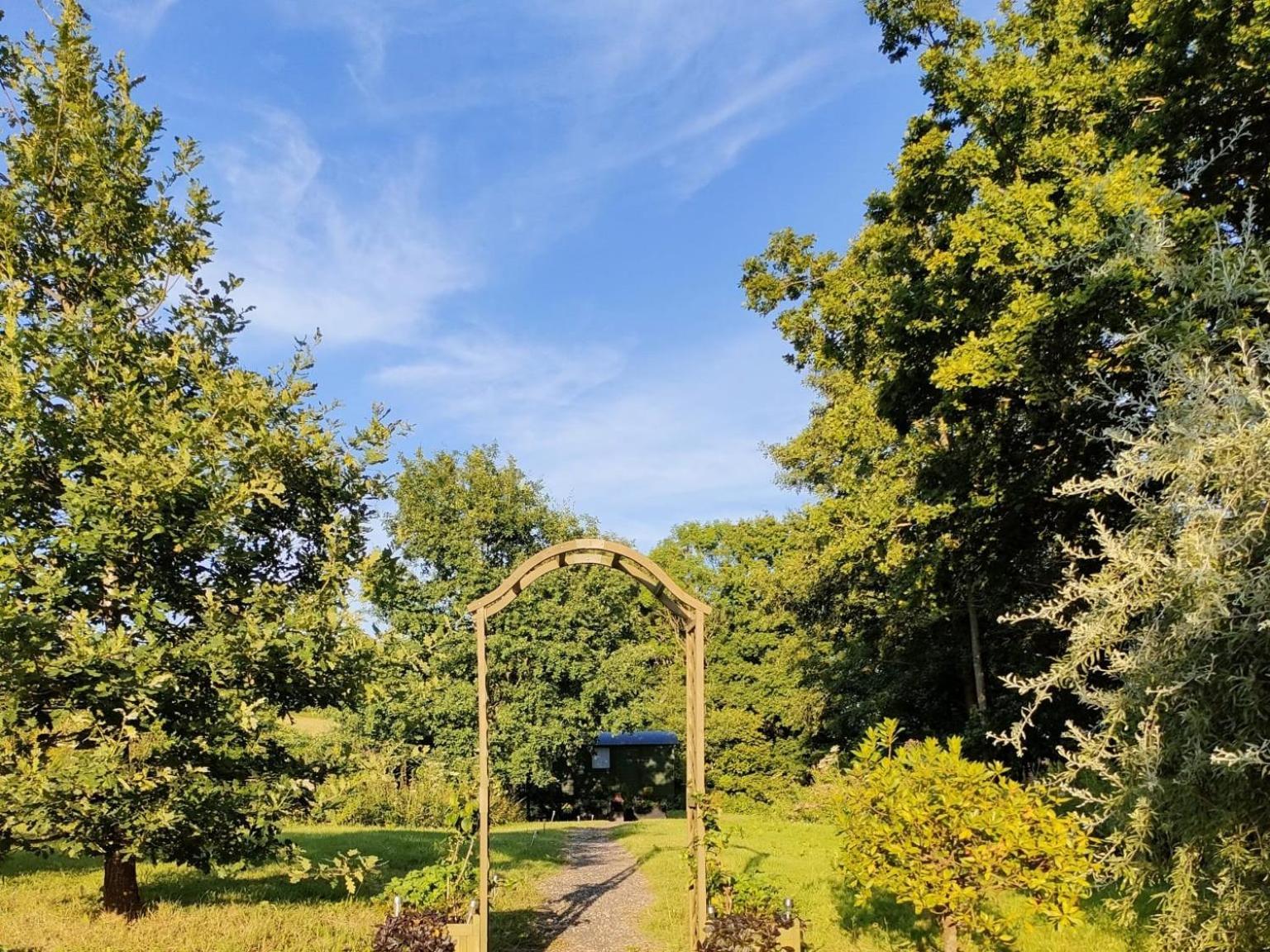 Charming Tranquil Shepherds Hut With Lakeside Balcony 'Roach' Укфилд Экстерьер фото